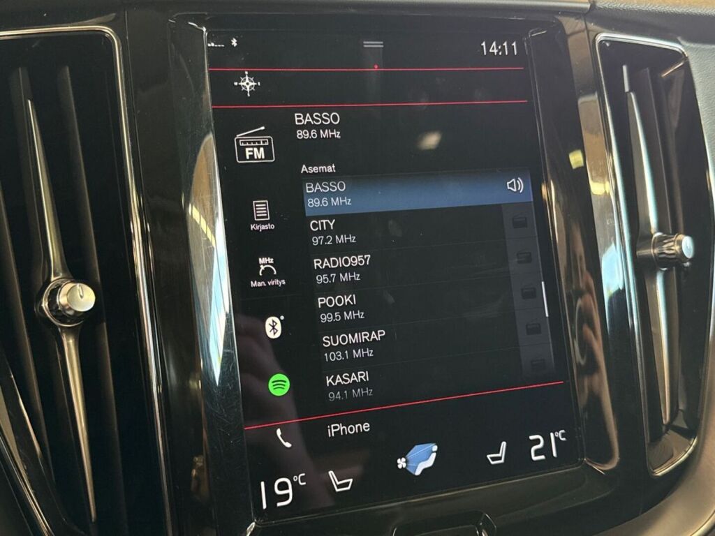 Volvo XC60 2021 Musta