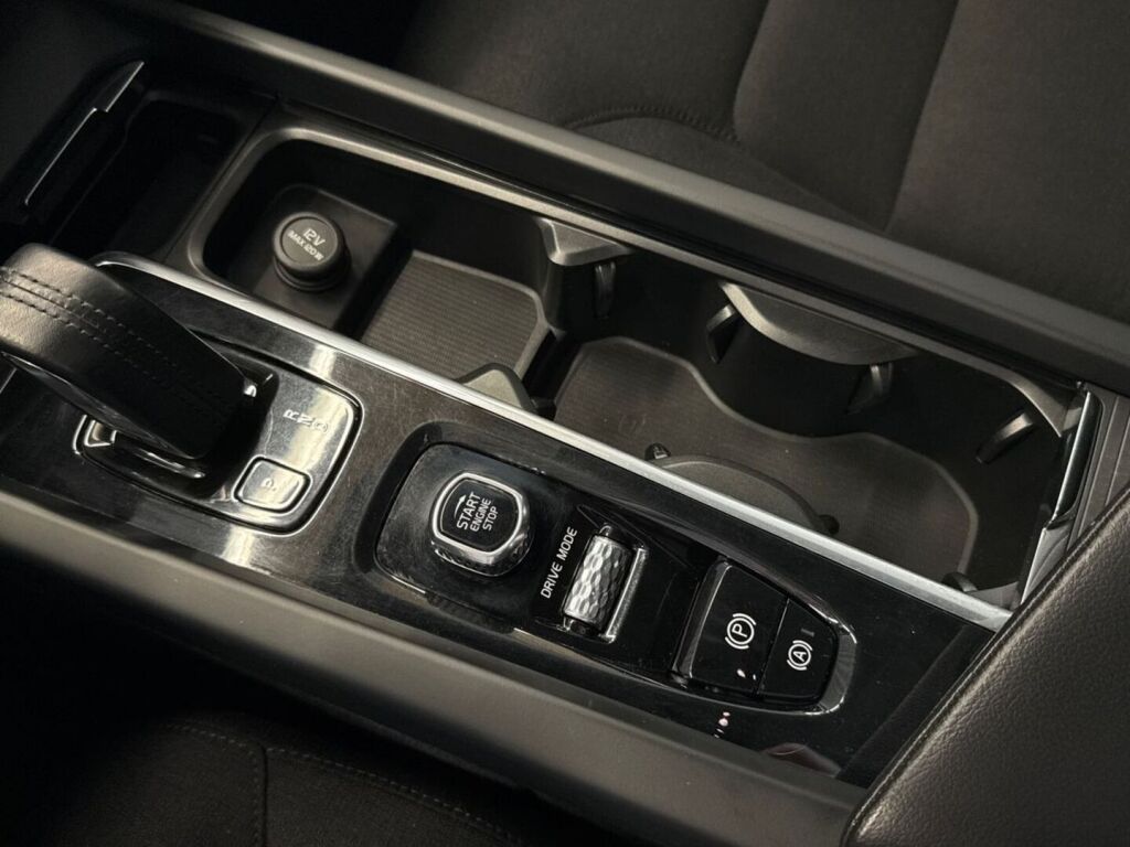 Volvo XC60 2021 Musta