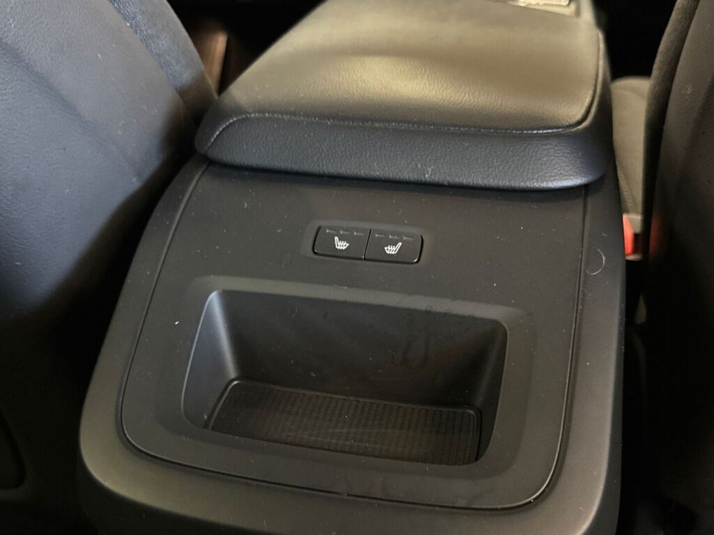 Volvo XC60 2021 Musta