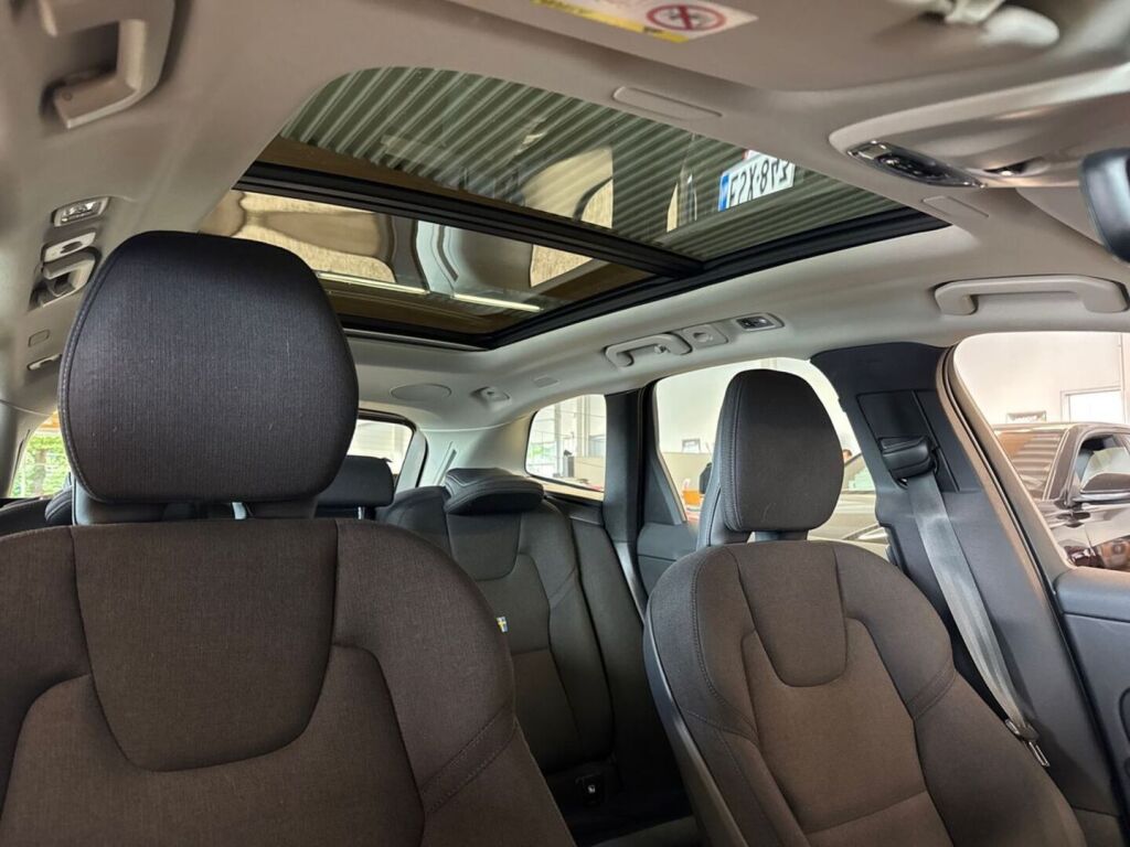 Volvo XC60 2021 Musta