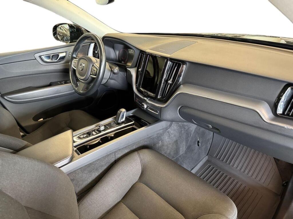 Volvo XC60 2021 Musta