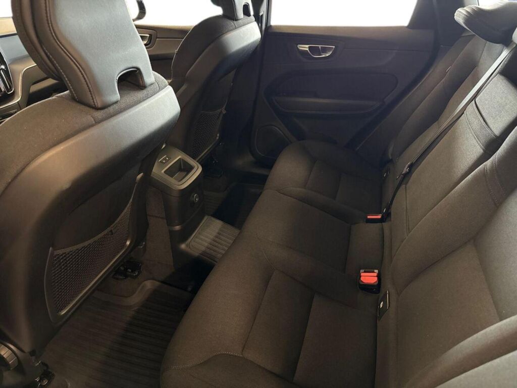 Volvo XC60 2021 Musta