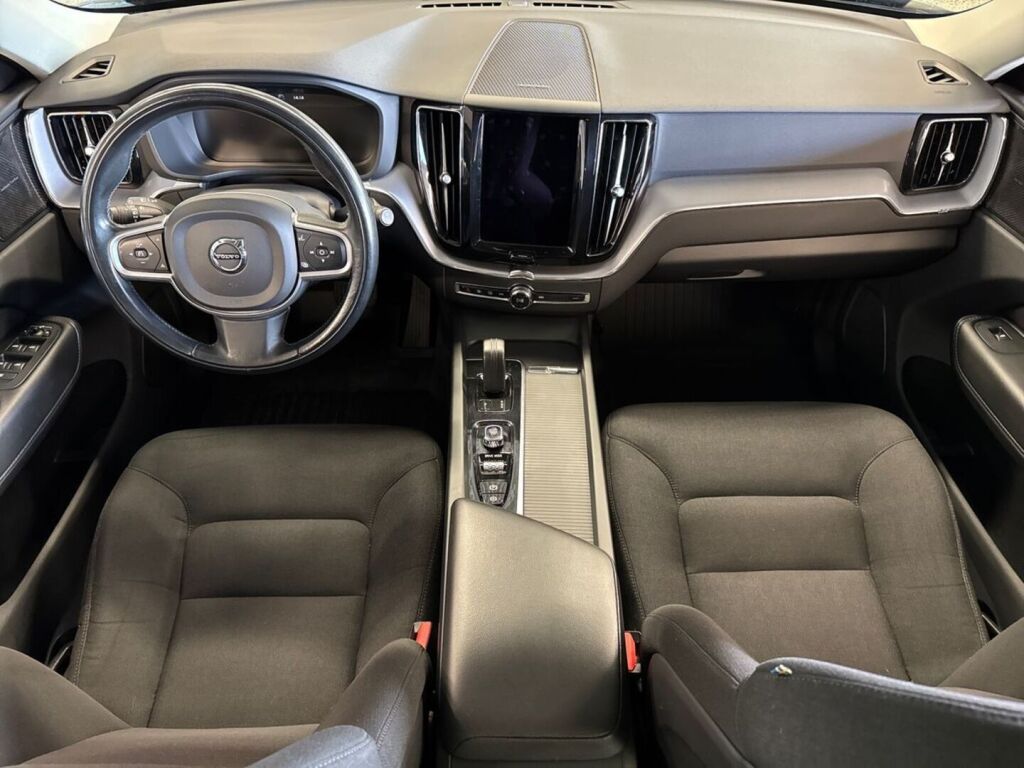 Volvo XC60 2021 Musta
