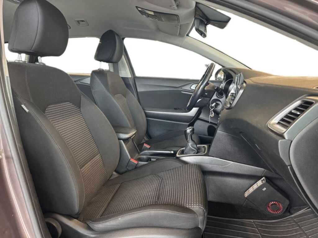 Kia Ceed 2020 Ruskea (beige)
