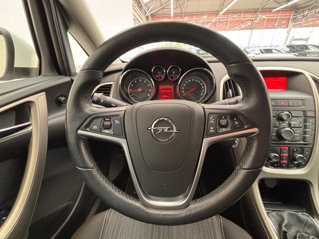 Opel Astra 2011 Valkoinen