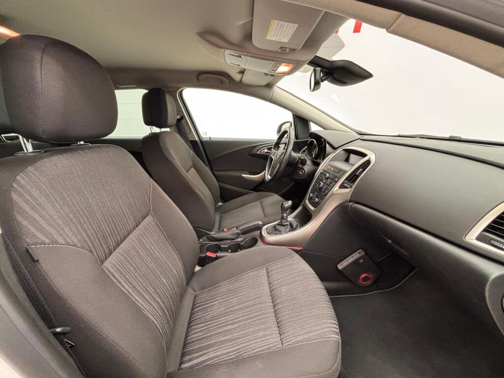 Opel Astra 2011 Valkoinen