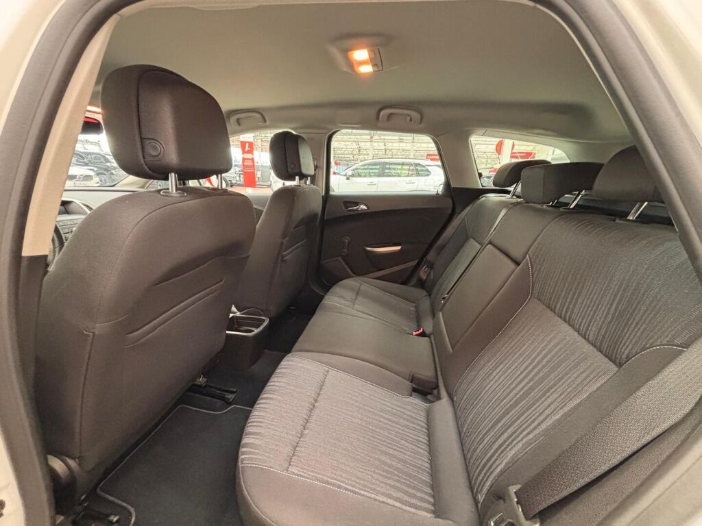 Opel Astra 2011 Valkoinen