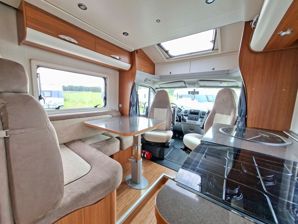Adria Matrix Plus 680 SL 2011 Valkoinen