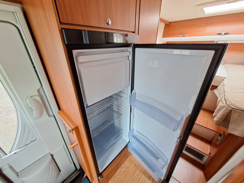Adria Matrix Plus 680 SL 2011 Valkoinen