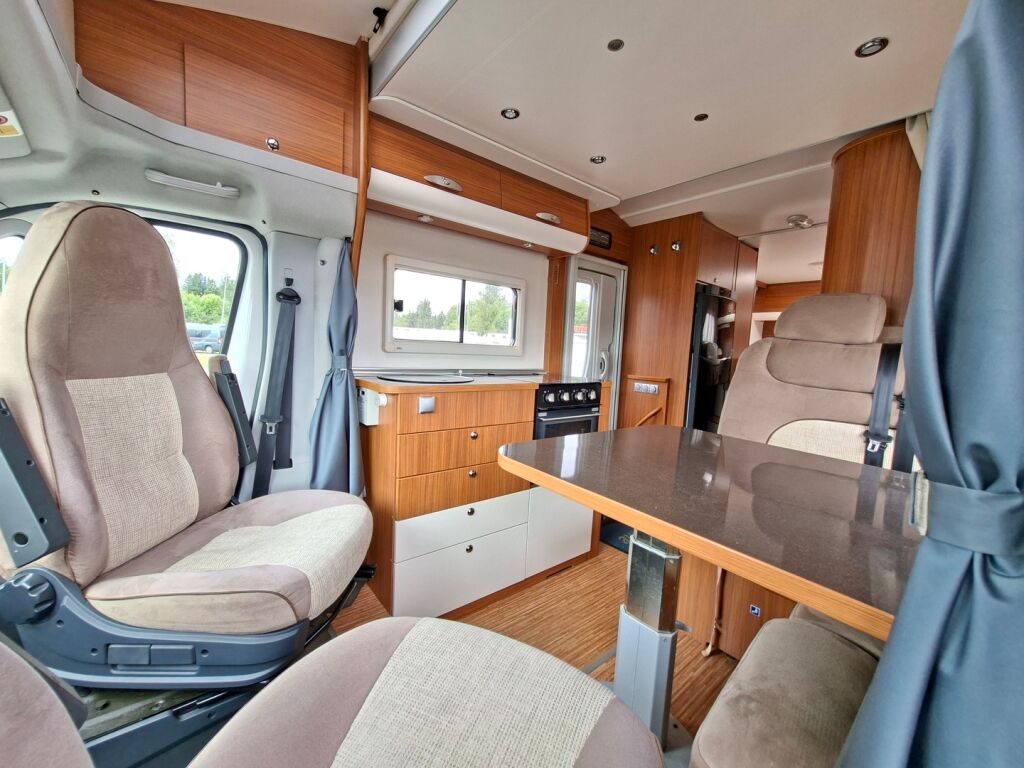 Adria Matrix Plus 680 SL 2011 Valkoinen