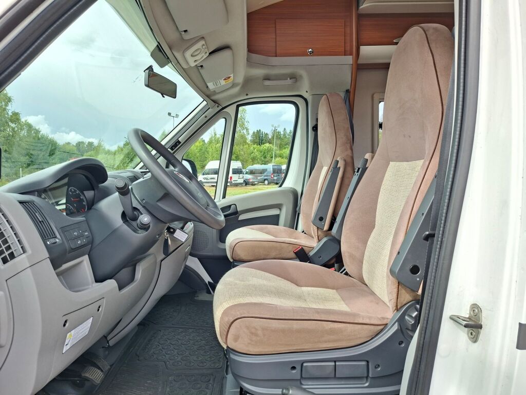 Adria Matrix Plus 680 SL 2011 Valkoinen