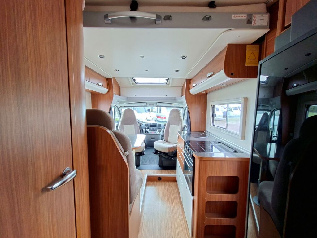 Adria Matrix Plus 680 SL 2011 Valkoinen