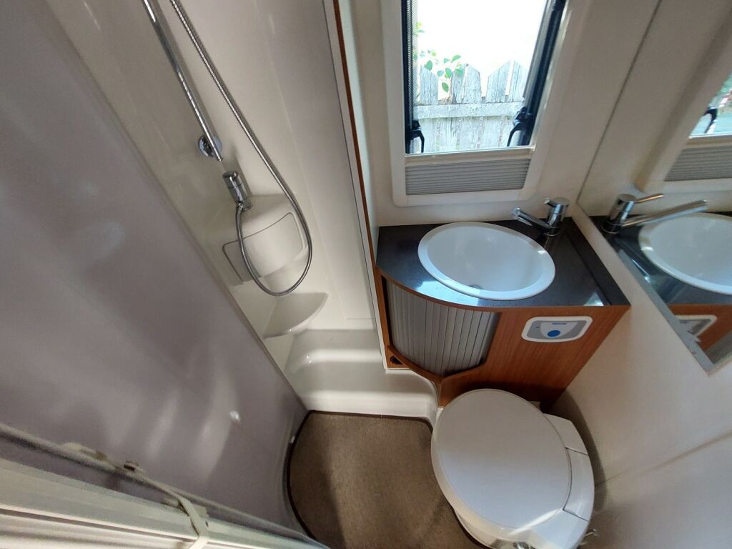 Adria Matrix Plus 680 SL 2011 Valkoinen