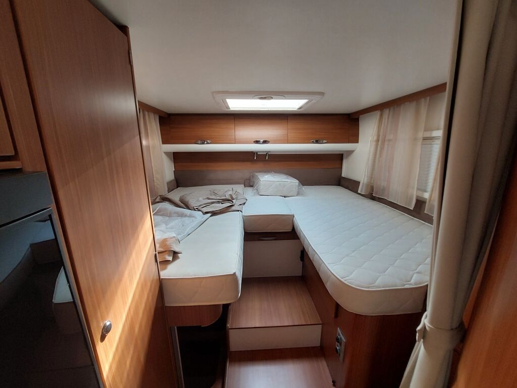 Adria Matrix Plus 680 SL 2011 Valkoinen