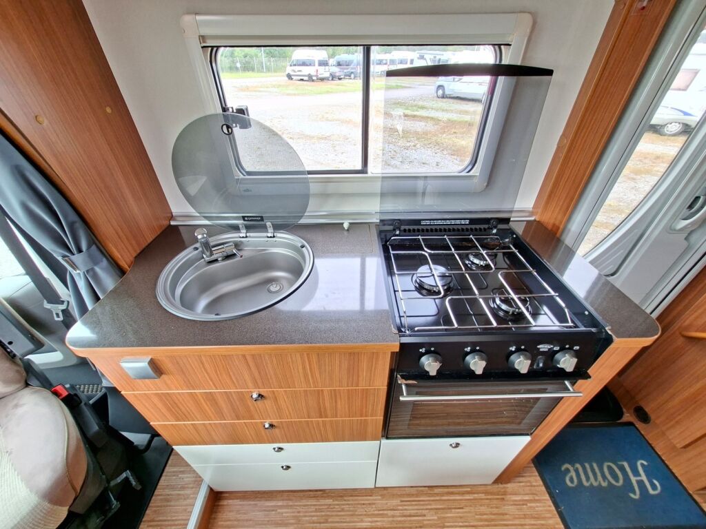 Adria Matrix Plus 680 SL 2011 Valkoinen