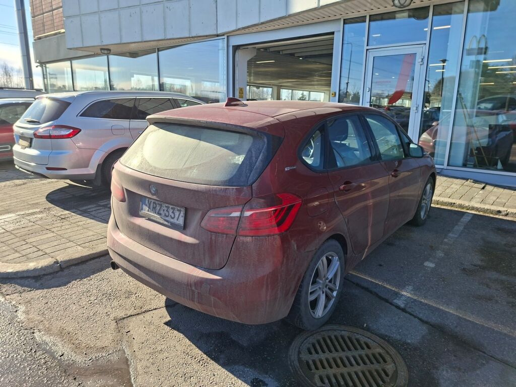 BMW 225 2016 Punainen