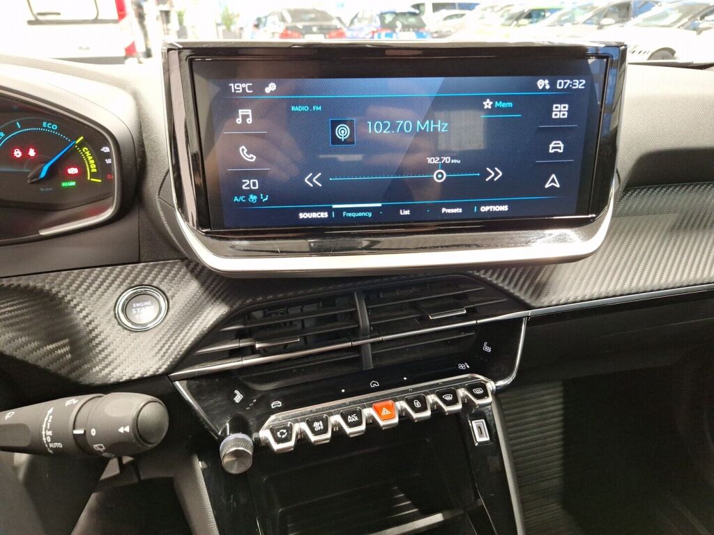 Peugeot e-2008 2024 Valkoinen