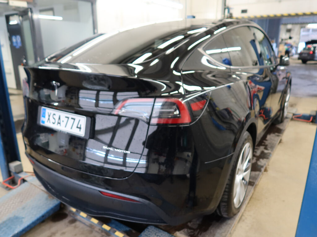 Tesla Model Y 2023 Musta