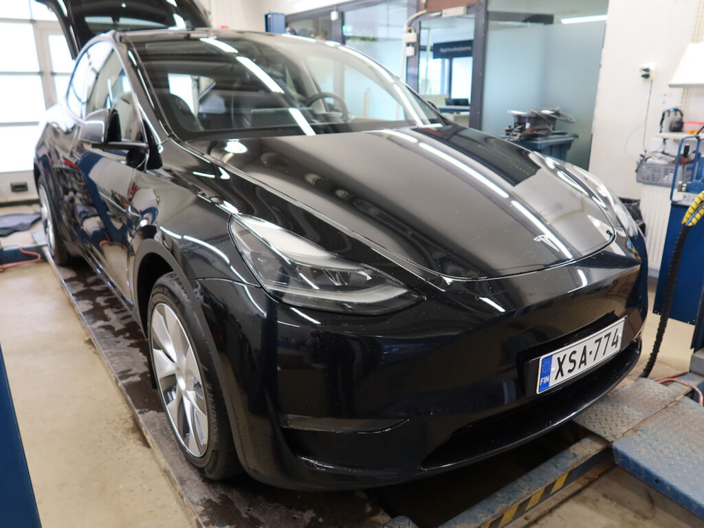 Tesla Model Y 2023 Musta