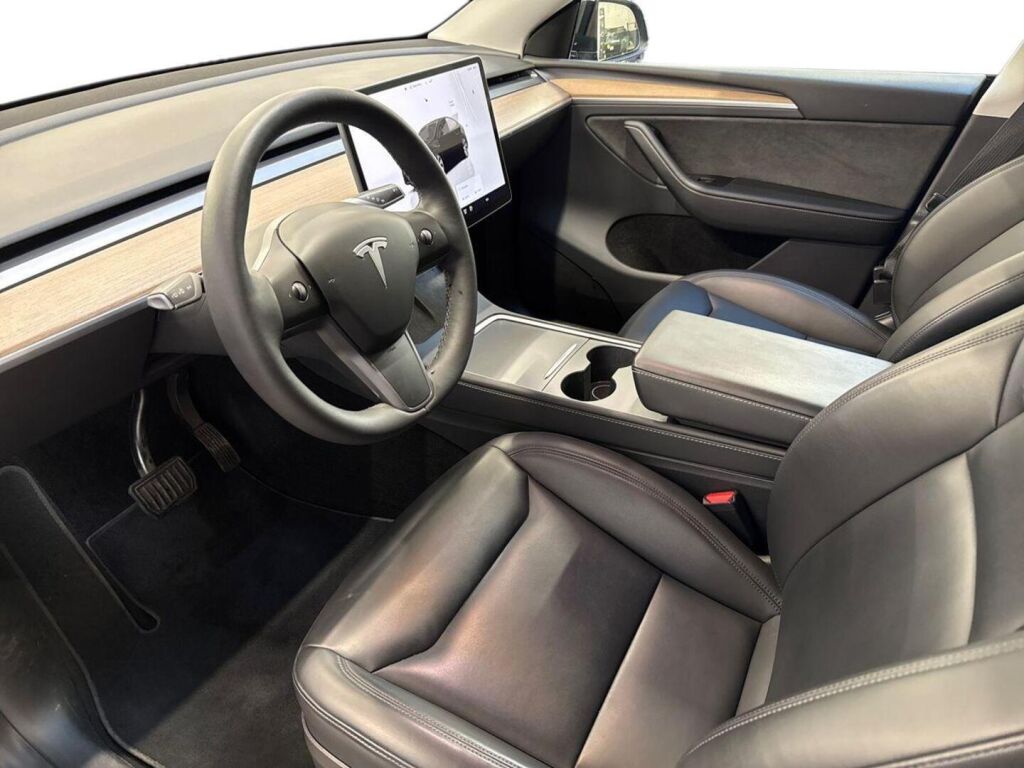 Tesla Model Y 2023 Musta