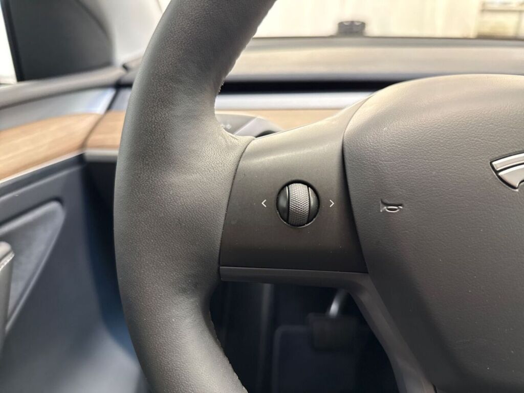 Tesla Model Y 2023 Musta