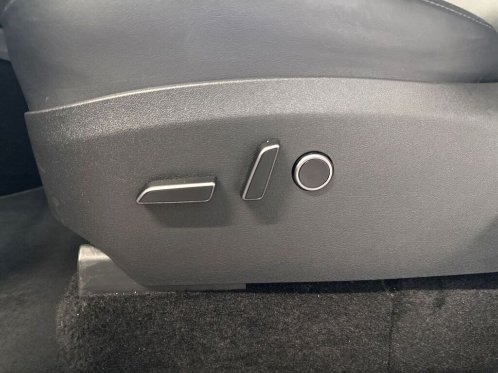 Tesla Model Y 2023 Musta