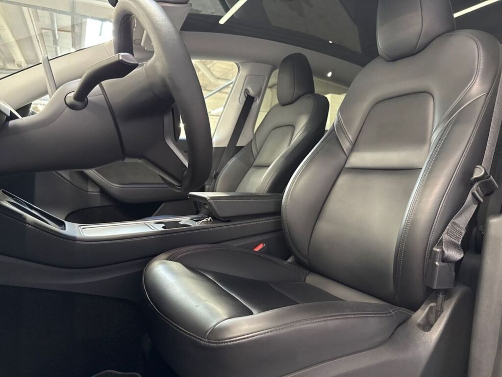 Tesla Model Y 2023 Musta