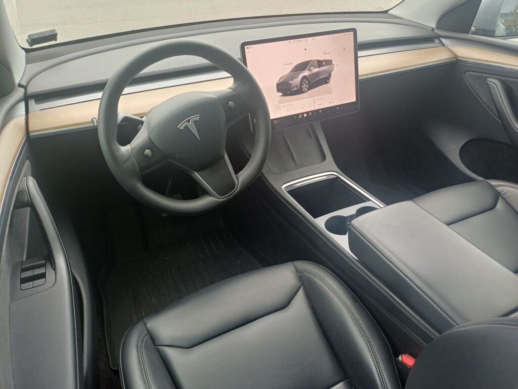 Tesla Model Y 2023 Harmaa