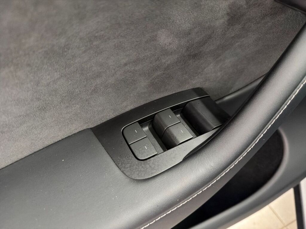 Tesla Model Y 2023 Harmaa
