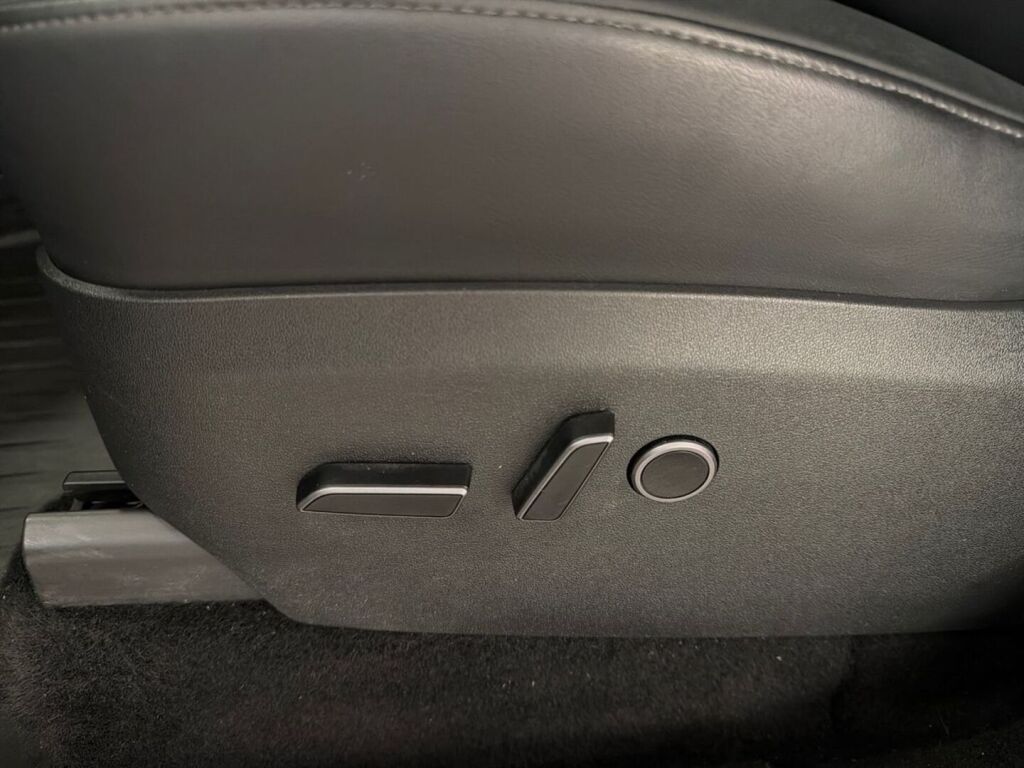 Tesla Model Y 2023 Harmaa