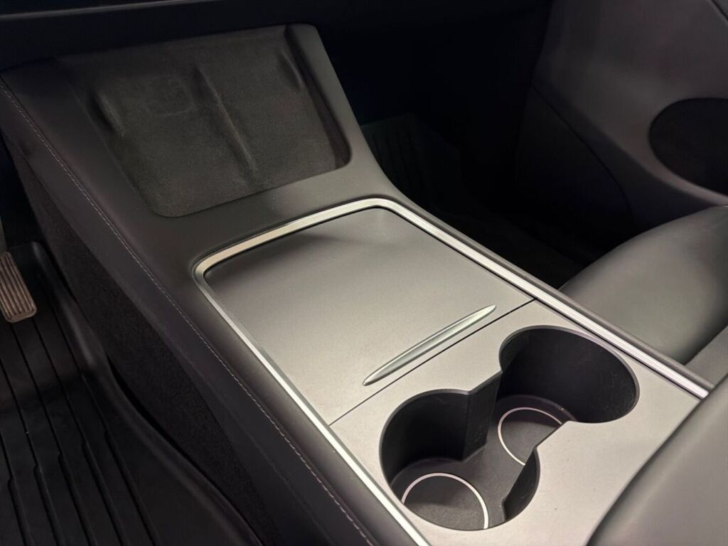 Tesla Model Y 2023 Harmaa