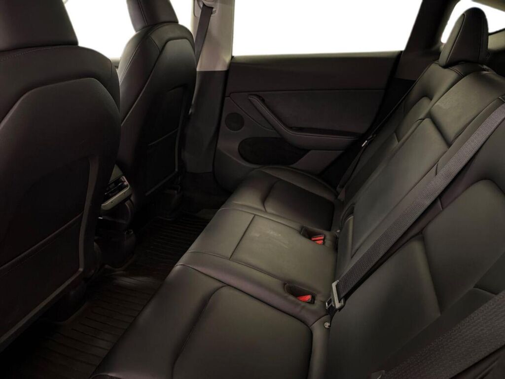 Tesla Model Y 2023 Harmaa