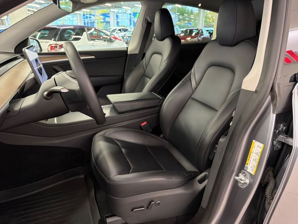 Tesla Model Y 2023 Harmaa