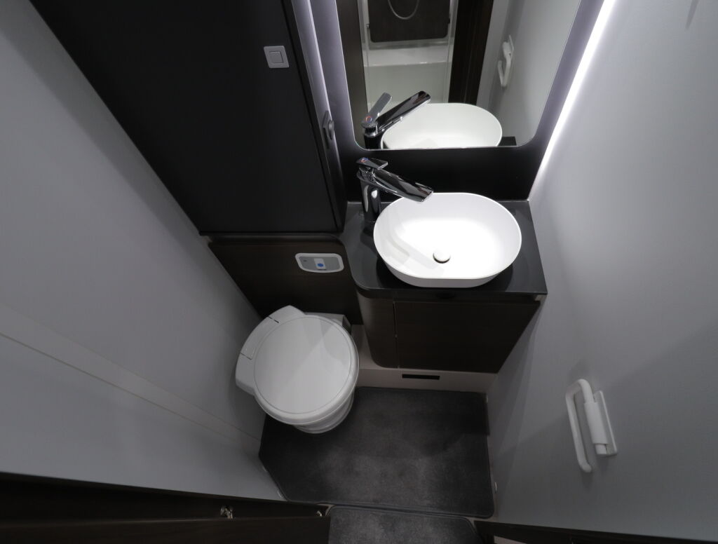 Adria MATRIX SUPREME 670 SL 2023 Harmaa