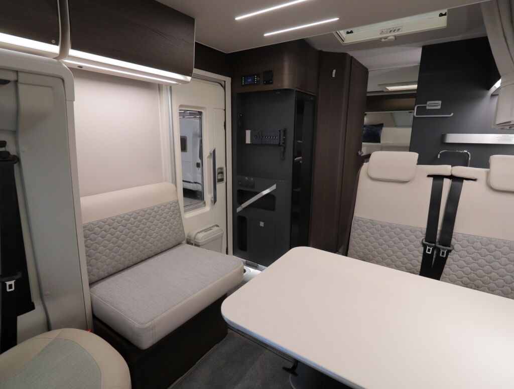 Adria MATRIX SUPREME 670 SL 2023 Harmaa