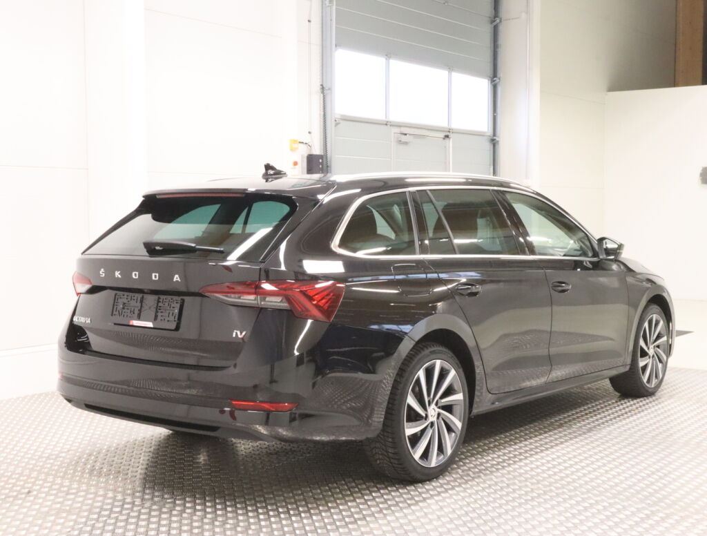 Skoda Octavia 2021 Musta
