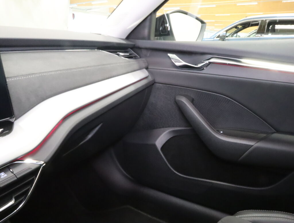 Skoda Octavia 2021 Musta