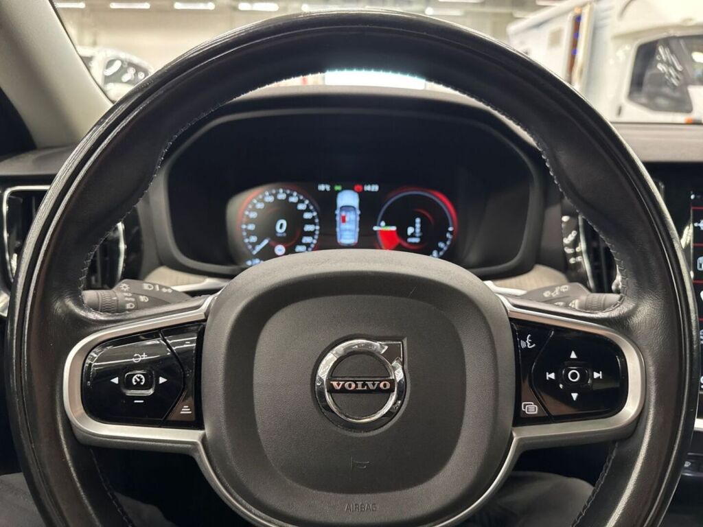 Volvo V60 2020 Musta