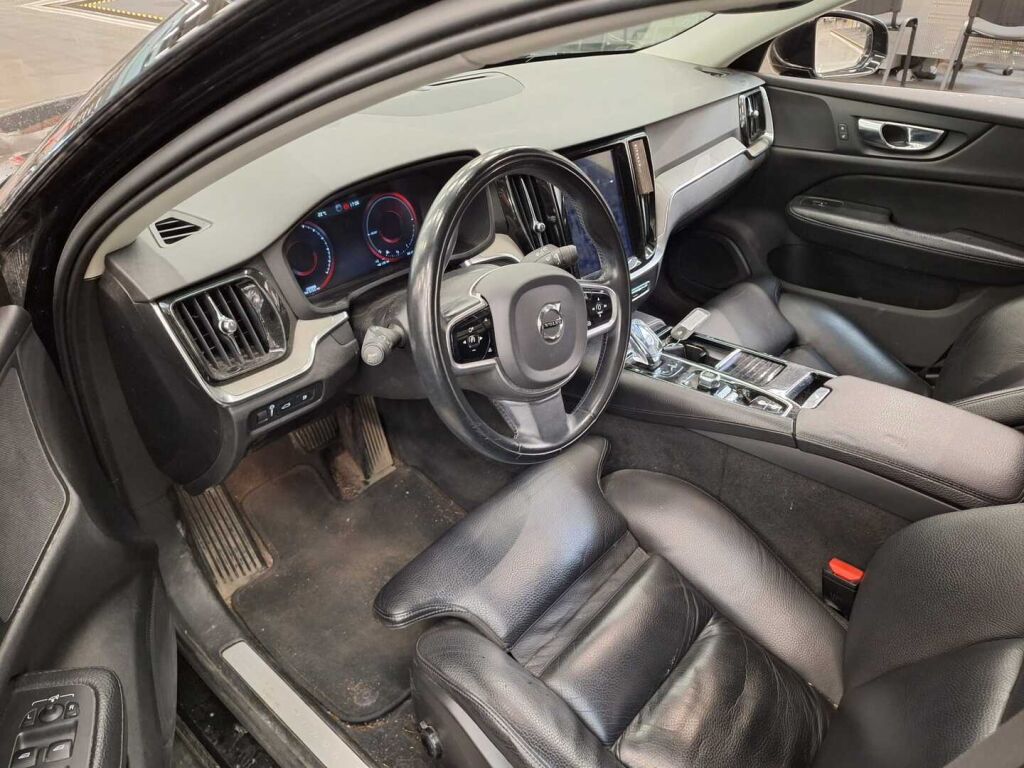Volvo V60 2020 Musta