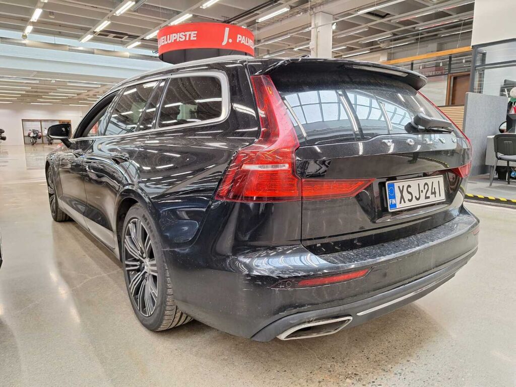 Volvo V60 2020 Musta
