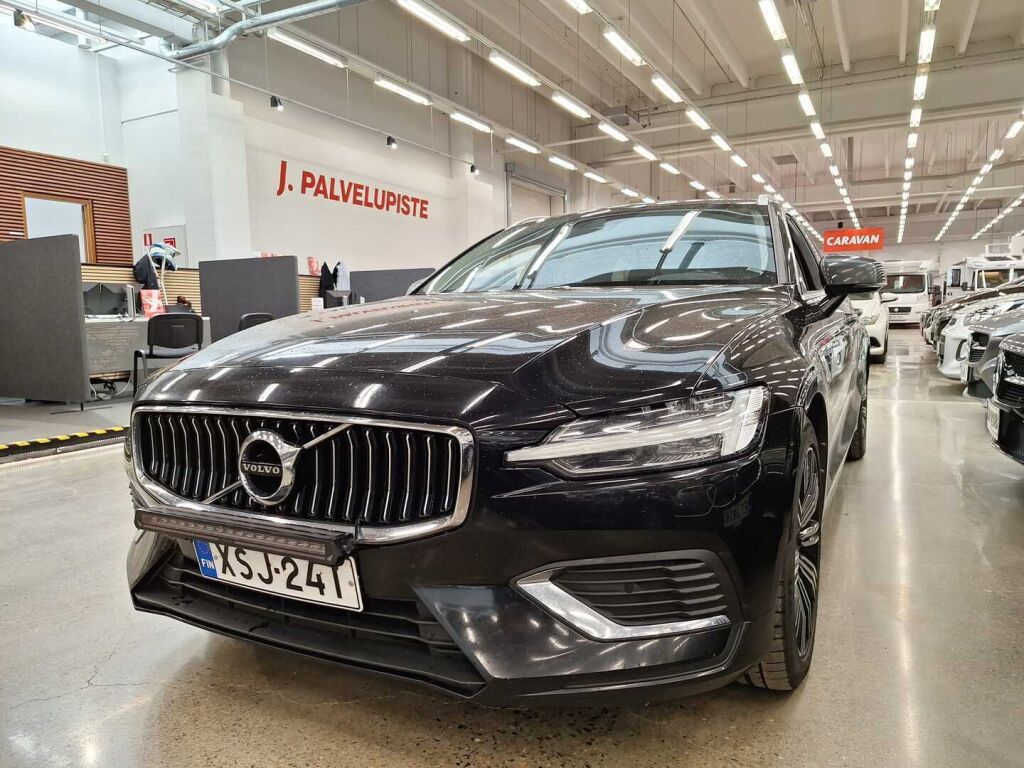 Volvo V60 2020 Musta