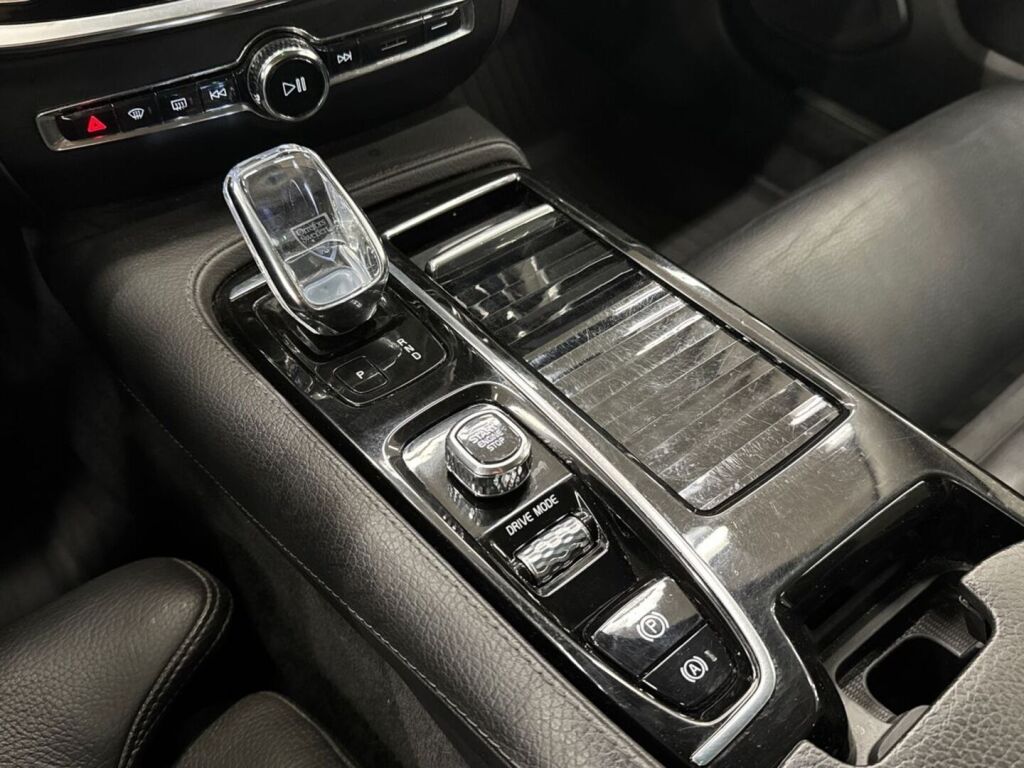 Volvo V60 2020 Musta
