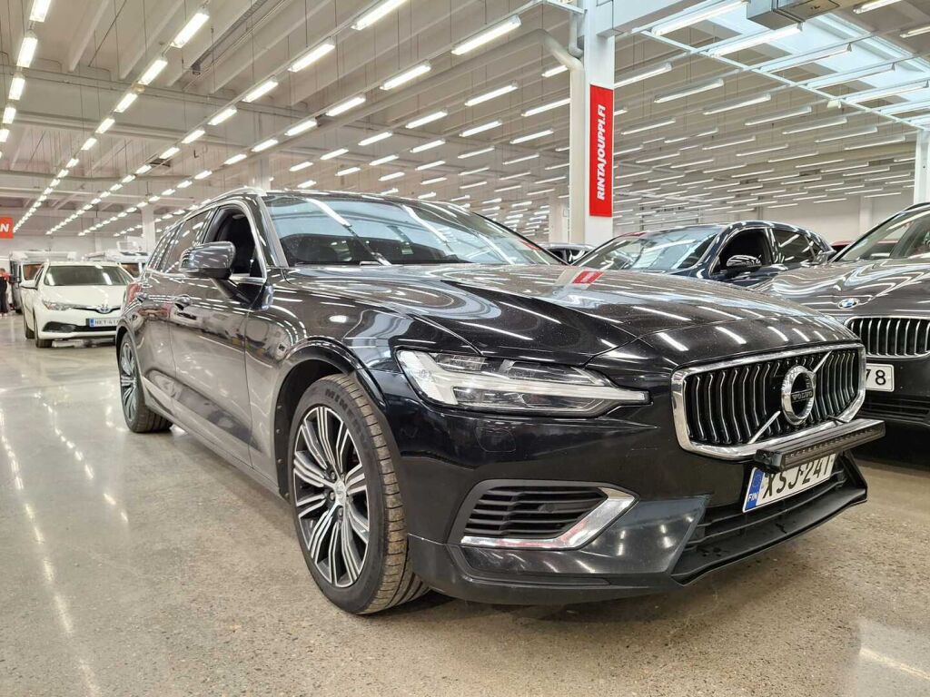 Volvo V60 2020 Musta