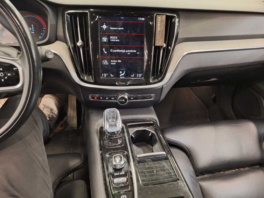 Volvo V60 2020 Musta