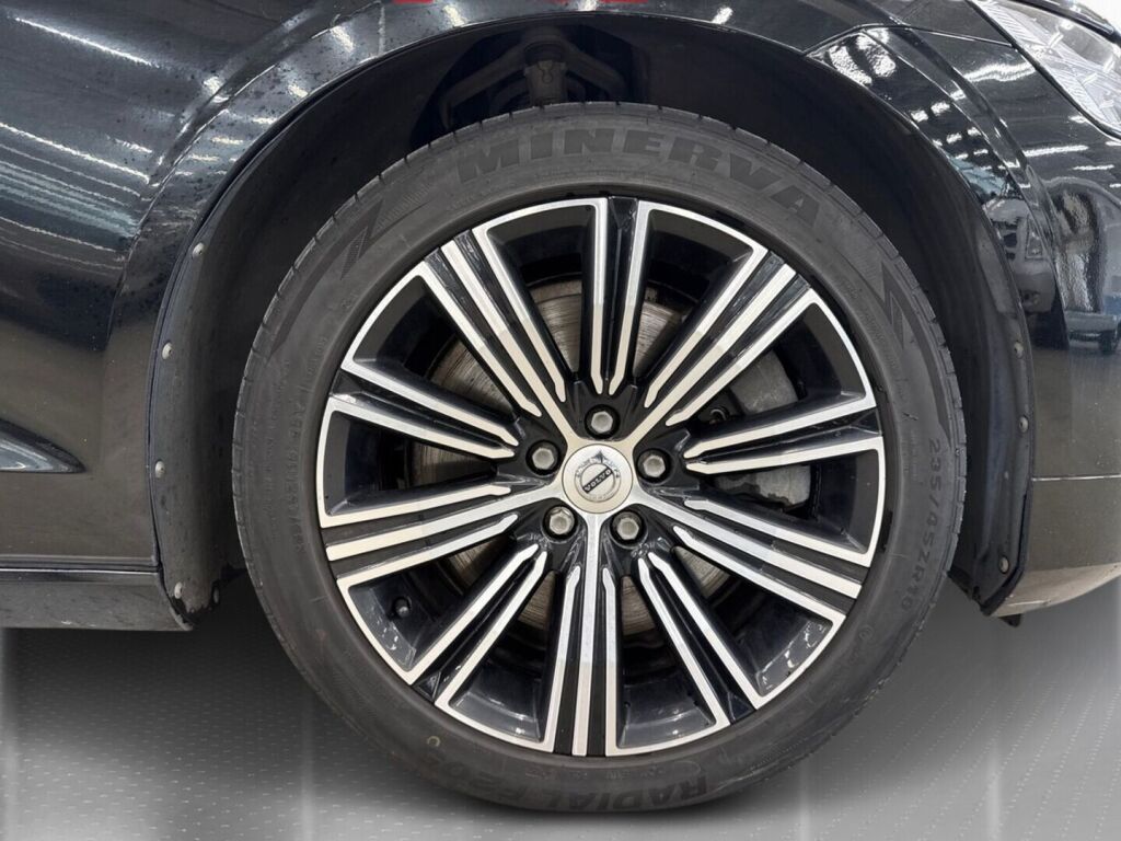 Volvo V60 2020 Musta