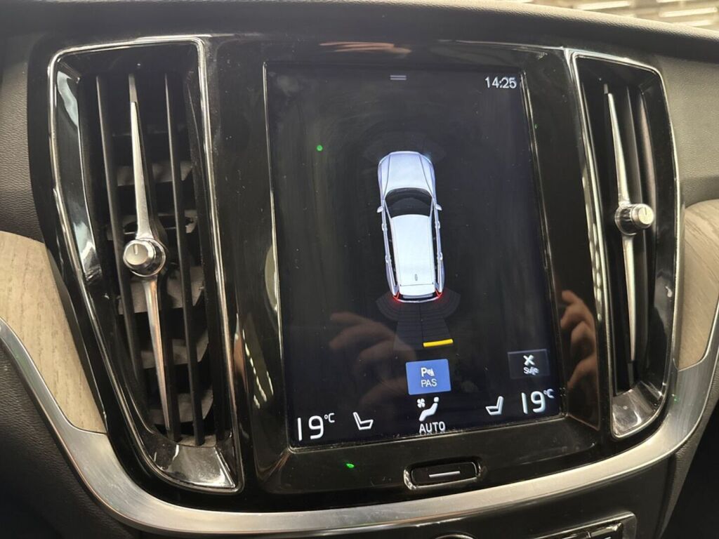Volvo V60 2020 Musta