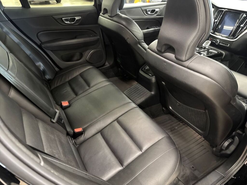 Volvo V60 2020 Musta