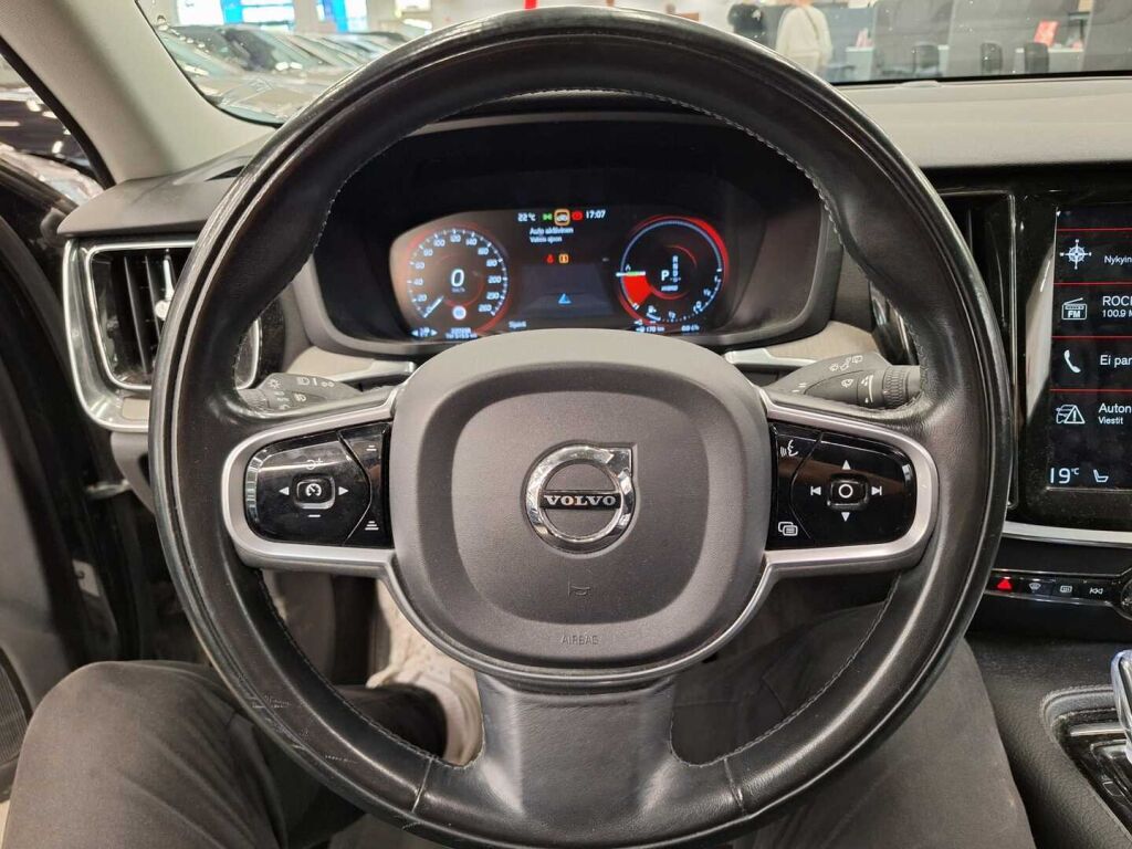 Volvo V60 2020 Musta
