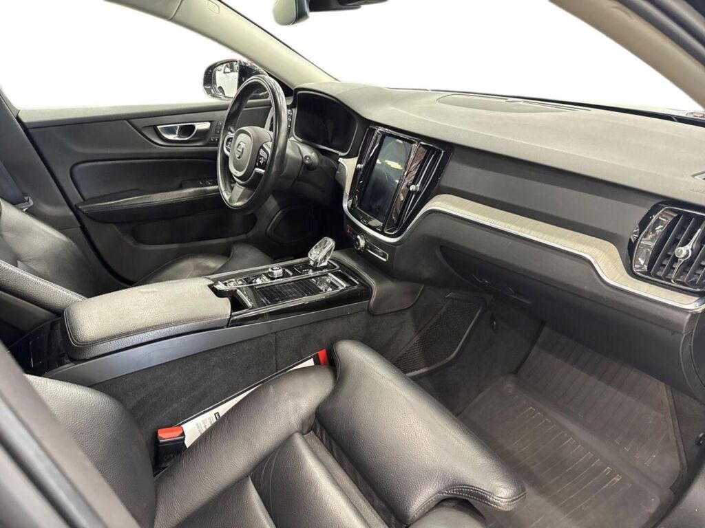Volvo V60 2020 Musta