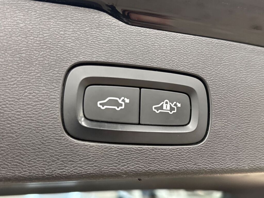 Volvo V60 2020 Musta